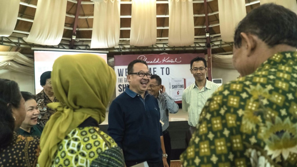 Prof. Rhenald Kasali berinteraksi dengan para undangan selepas acara talk show