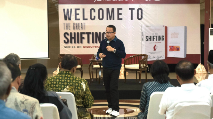 Prof. Rhenald Kasali tengah menceritakan seluk-beluk The Great Shifting